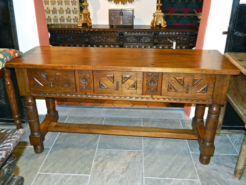 Carved three-drawer reproduction "Burgales" console table, cachimbo hardwood