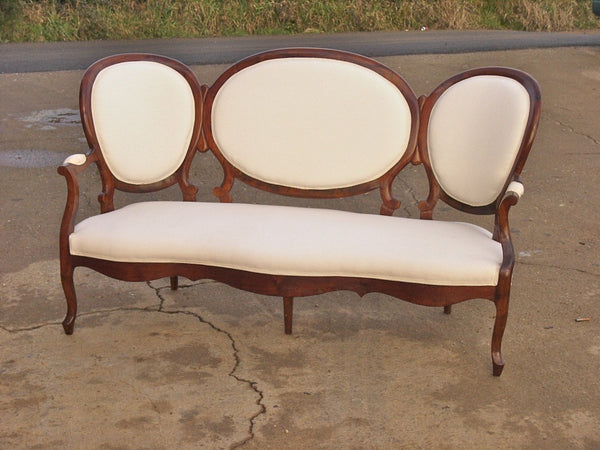 Upholstered 3-seat "Isabelino" settee in walnut