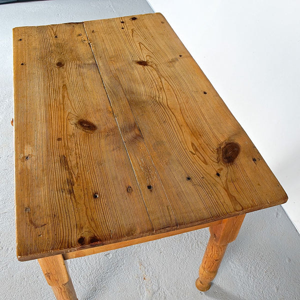 Antique turned leg pine accent table with drawer