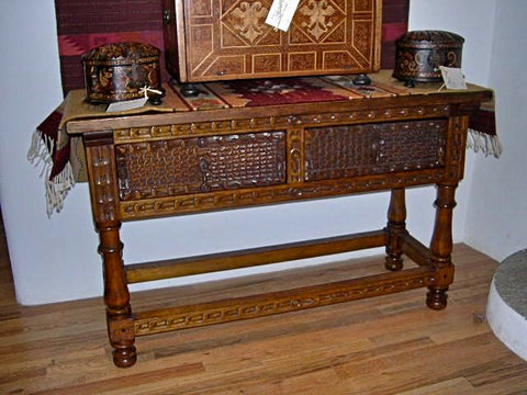Carved four-drawer reproduction "Cusco" console table, cachimbo hardwood